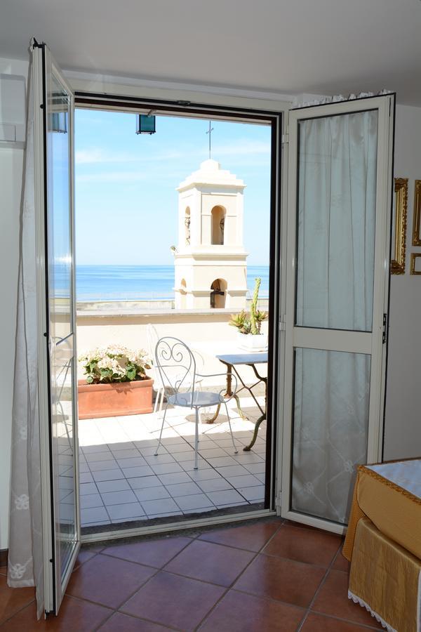 Maison Huguette Civitavecchia Buitenkant foto