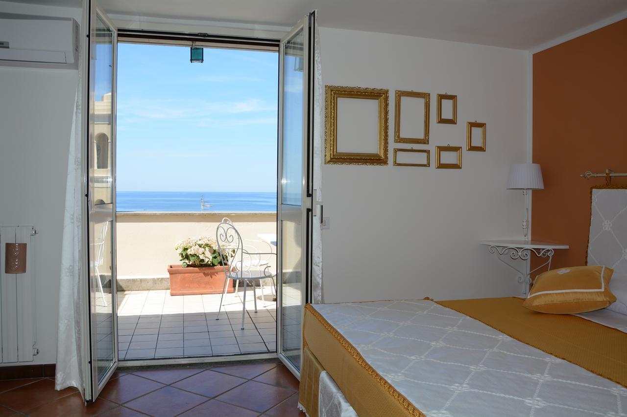 Maison Huguette Civitavecchia Buitenkant foto